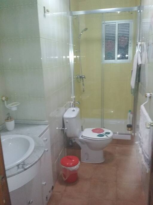 Baño de uso compartido, cuando lo usé... Dejeló, como a usted le gustaría verlo...