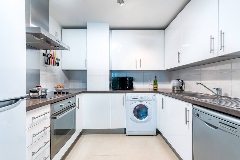 Fully equipped kitchen. Full size oven/hob, fridge freezer, washer/dryer and dishwasher.