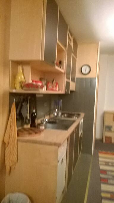 Cucina con lavastoviglie e microonde