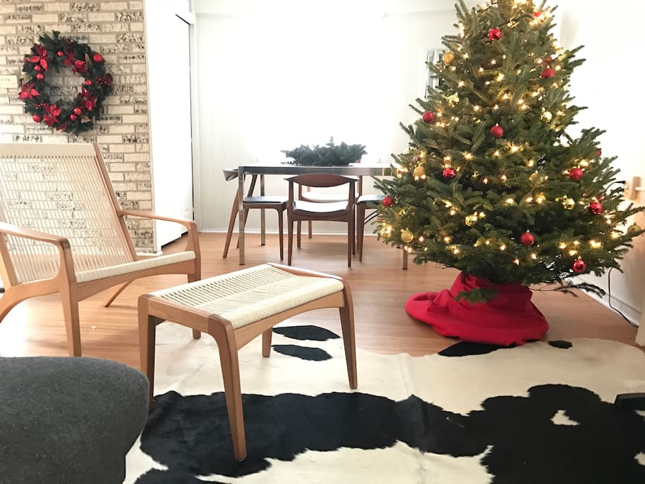 The lounge chair is an award winning piece of modern Brazilian design, with 400 ft of raw cotton rope hand wrapped across the frame.