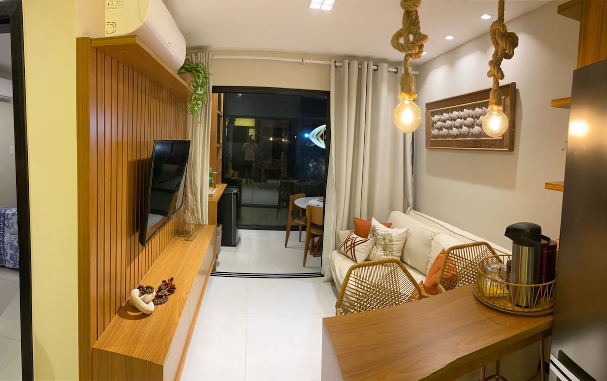 Дневна соба, со телевизор и кауч на спуштање.