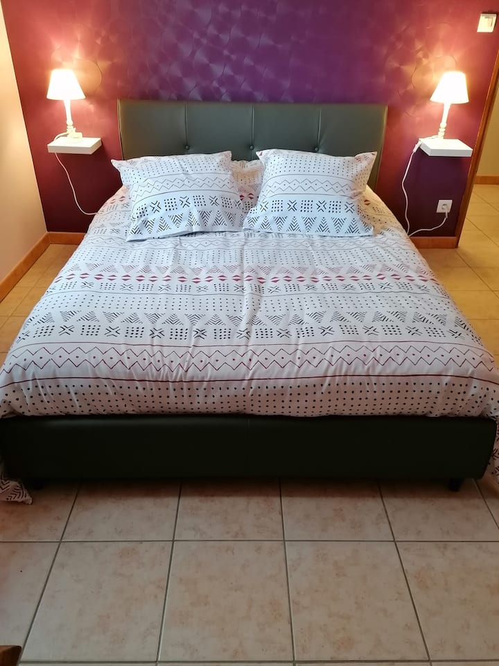 Dhomë gjumi kryesore e bollshme dhe e pastër 