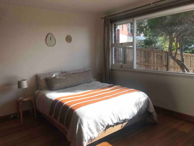 Sunny, silent West Hobart gem. gallery image 5