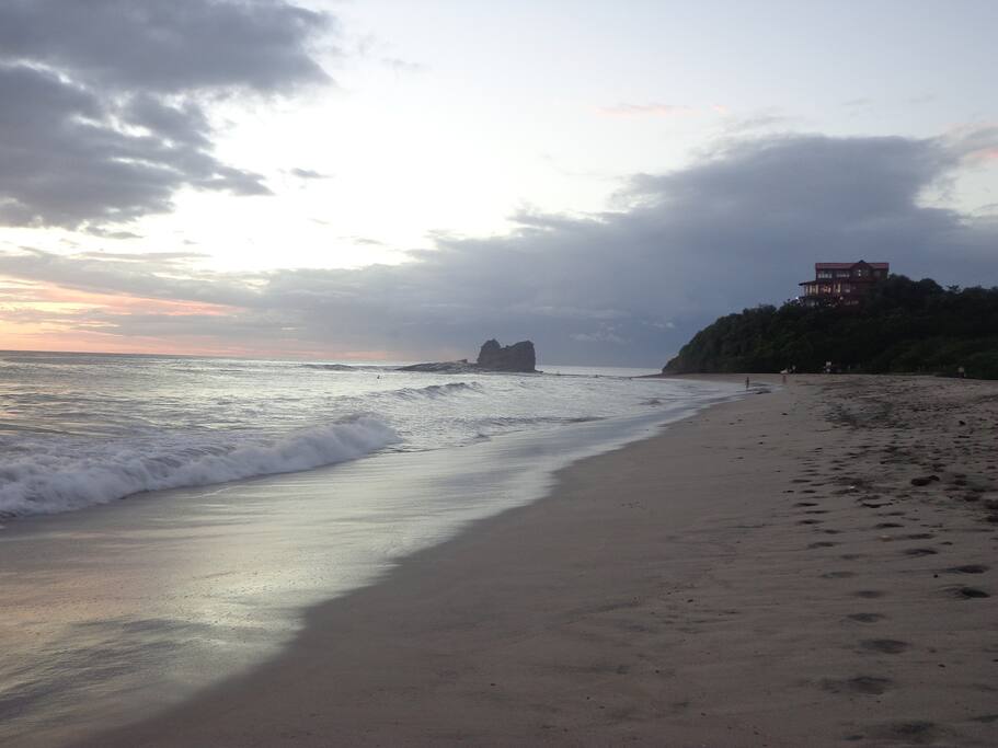 Nuestro lugar esta en frente de famosa playa Popoyo a 50 metros ! disponibles 3 cuartos # 7 pero tambien # 6 y #8 .