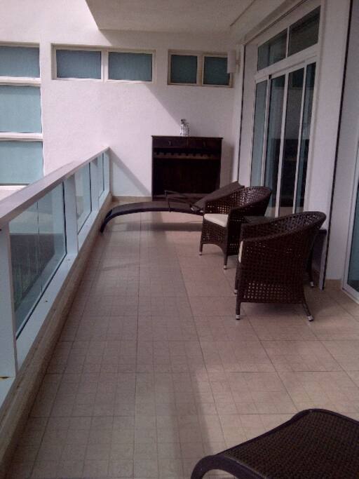 The terraza-balcony plenty of room.