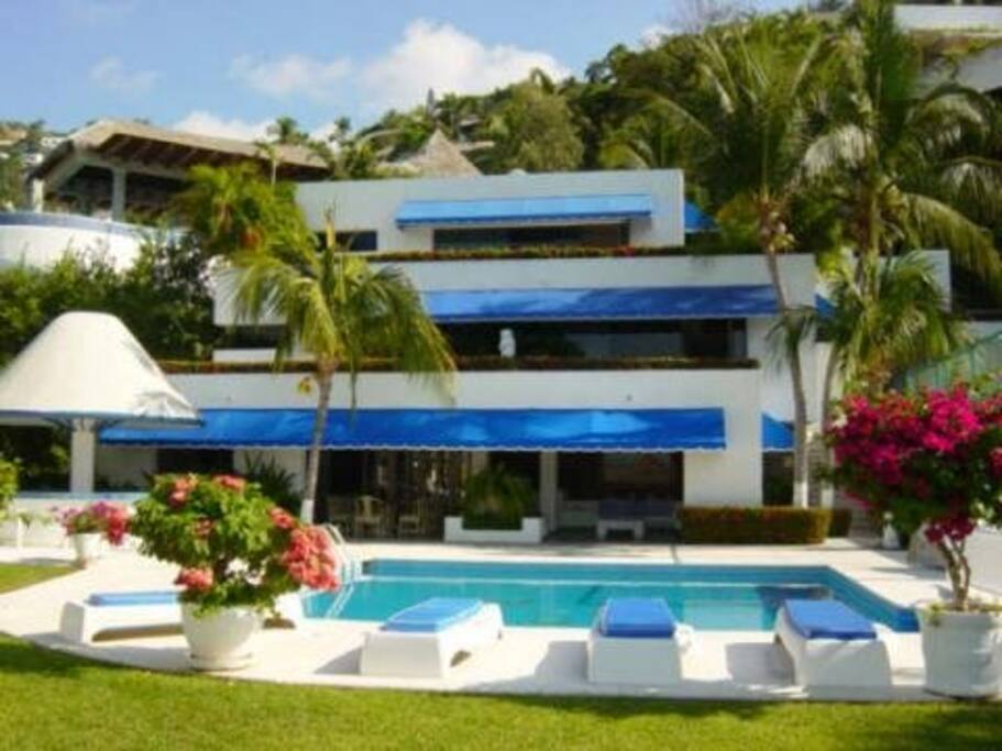 Front view of Villa Cristal