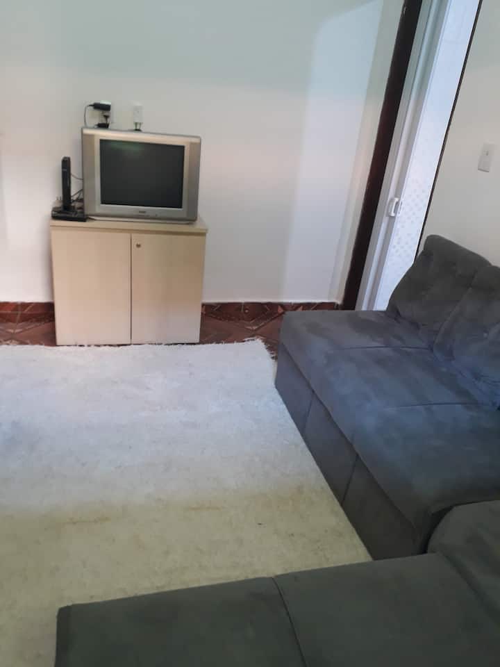 01 سرير بطابقين، 01 أريكة بها مقعدان و 01 تلفزيون