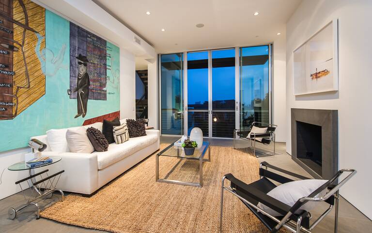 Modern Hollywood Hills mansion with City Views gallery image 4