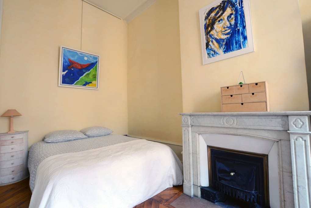Chambre 2 avec cheminée decorative. Piece très lumineuse avec un grand placard.