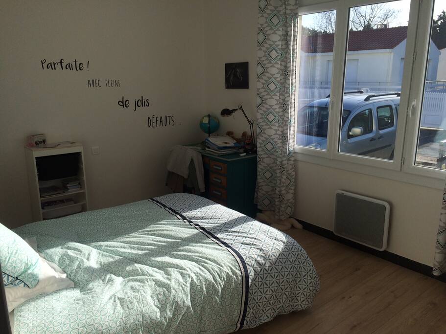 chambre double spacieuse et ensoleillée
