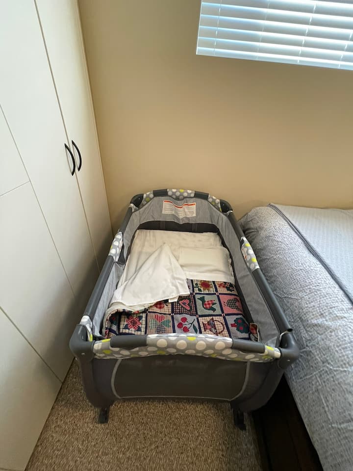 Olovka za igru za bebe dostupna je ako je potrebno i može se staviti u glavnu spavaću sobu .

U ormaru se nalaze ručnici, vješalice , daska za glačanje i glačalo

