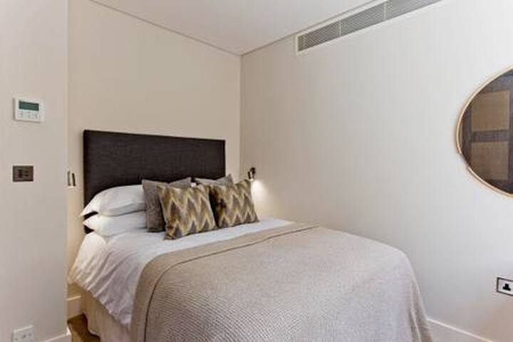 Stunning 2 bed/bath with concierge, AC and lift gallery image 5