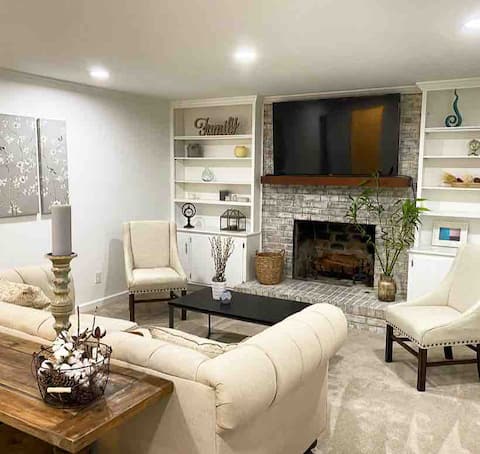 Colonial Stay- 7 BR-up to 14 Guests