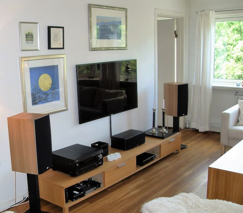 55" Samsung LED TV. HiFi system with audio and HDMI connection. Cables provided.
