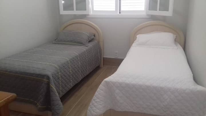 客房配有2张1米宽单人床。宽敞通风。带抽屉的梳妆台、备用床垫和空调。