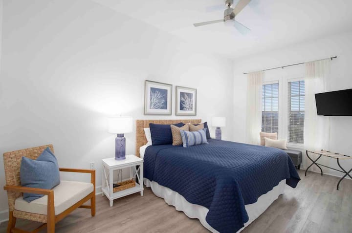 Master bedroom with King.