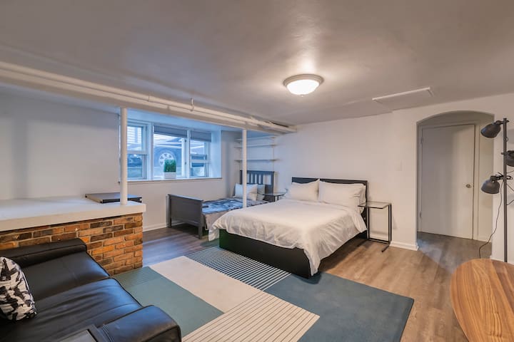 2-Bed Studio Walk to Campus & Downtown