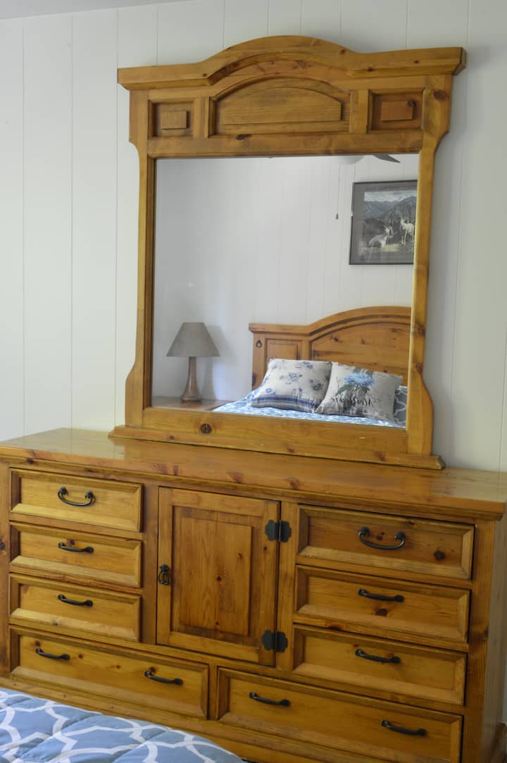 Ladenkast in hoofdslaapkamer