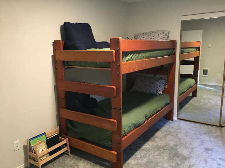 Vitanda vyote vina taa za kusomea na fremu thabiti pia zinaweza kuchukua watu wazima.