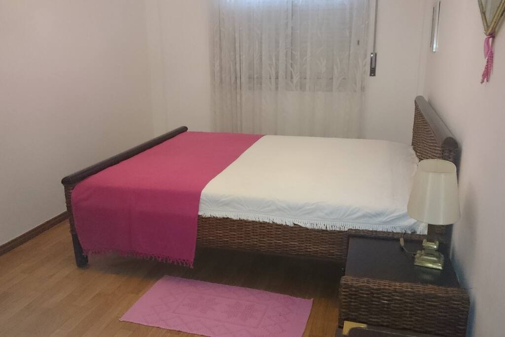 Quarto com cama de casal