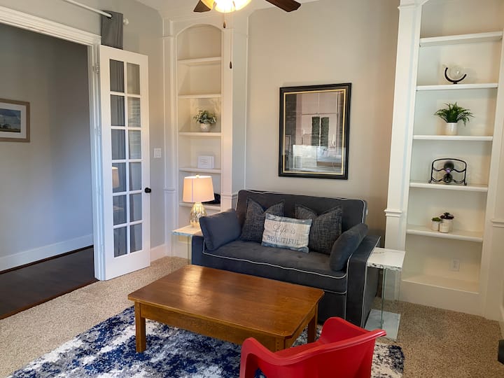 Kochi la kulala. Hapa ni video ya kubadilisha kutoka sofa hadi kulala na kurudi. https://youtu.be/Kgf9YMkxlzM