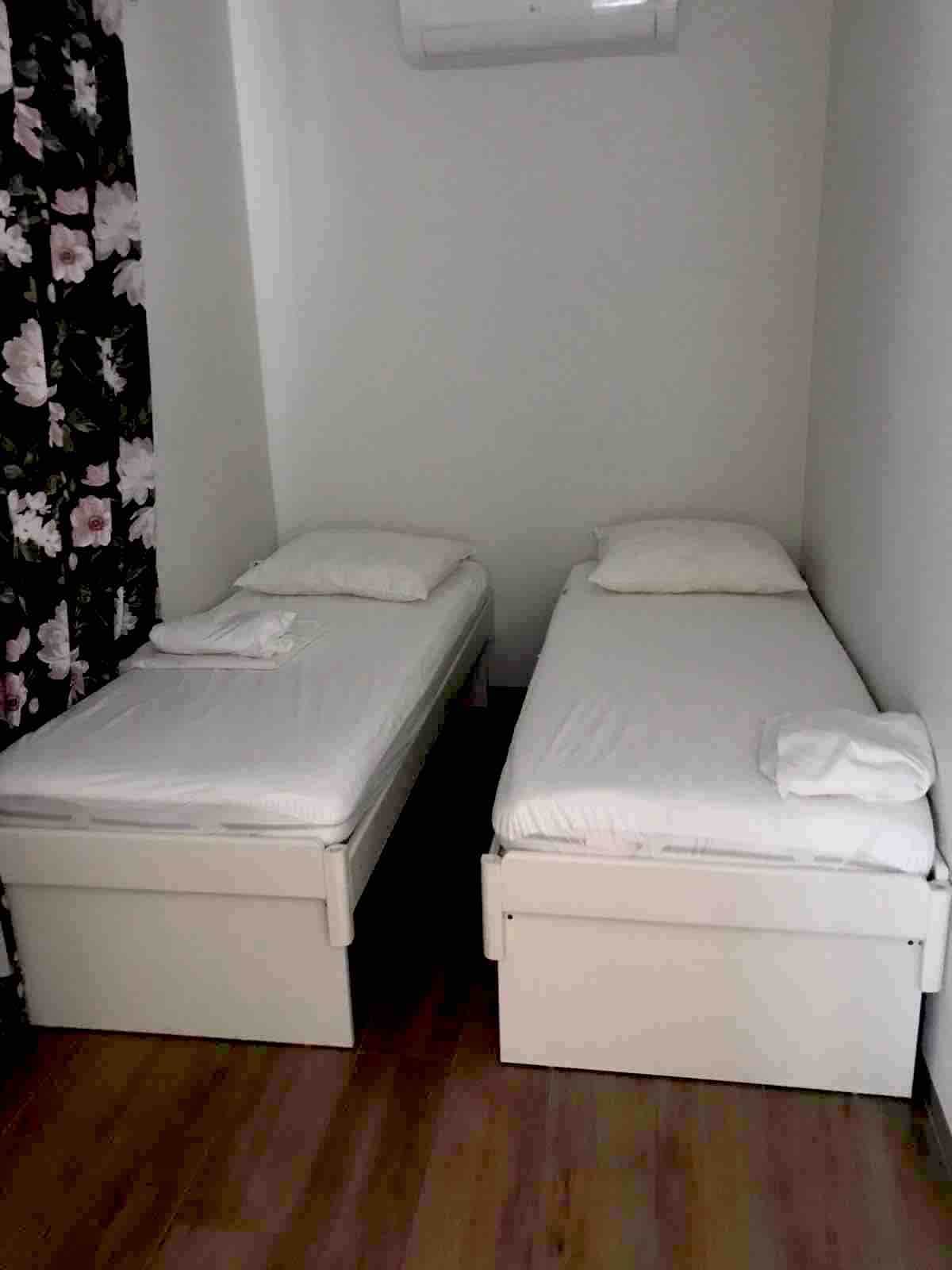 Pia chumba cha kulala cha pili kina kiyoyozi na vitanda 2 vya starehe. Pia kuna kitanda cha mtoto kinachopatikana