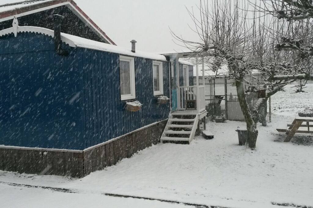 De pipowagen in winterse sfeer