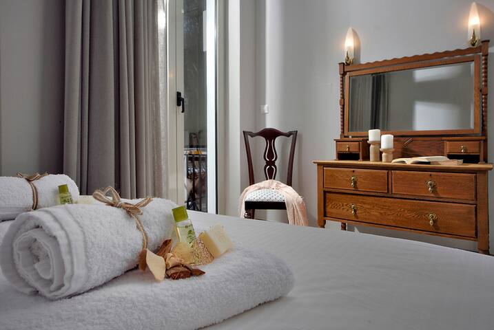 Electra Neoclassical Apartment – 3 min from Metro gallery image 3