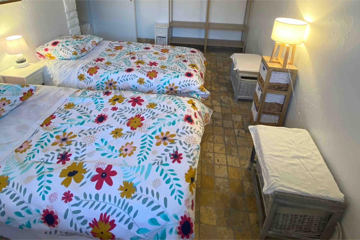 2 single beds room 
Bed linen provided. 