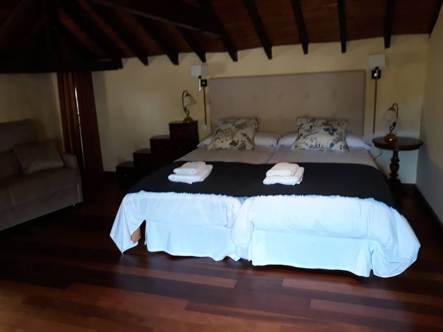 Cama de matrimonio que consta de dos camas individuales de 90