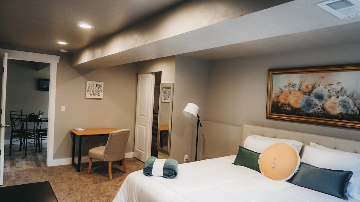 นี่คือห้องใหญ่ที่มีเตียงขนาดคิงไซส์และทีวี!