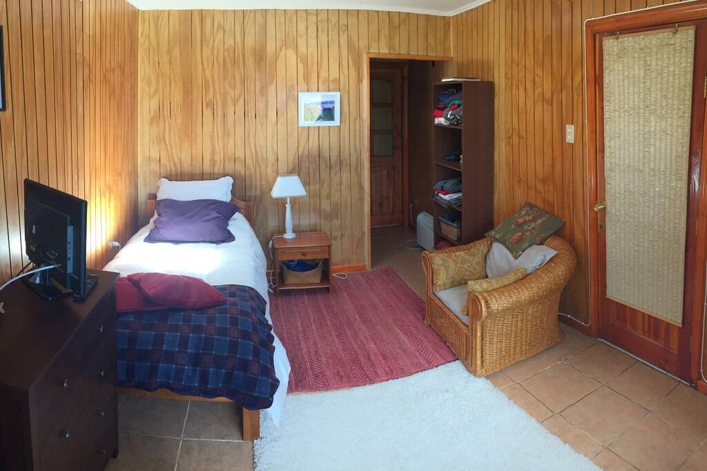Dormitorio con una cama. Agregamos sofá cama si el huésped lo desea.