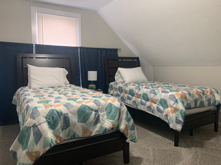 De slaapkamer op de derde verdieping heeft twee eenpersoonsbedden en deelt aparte verwarmings-/koelelementen met de andere slaapkamer op deze verdieping. 