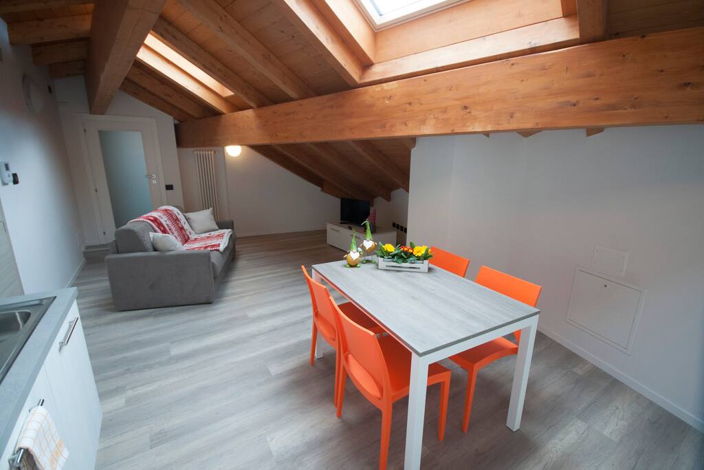 ZONA GIORNO
Cucina-Frigo-Forno-Lavastoviglie-
Tavolo- Divano Letto -Televisione satellitare