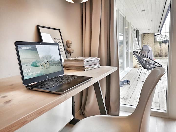 Lavora con vista sulla piscina