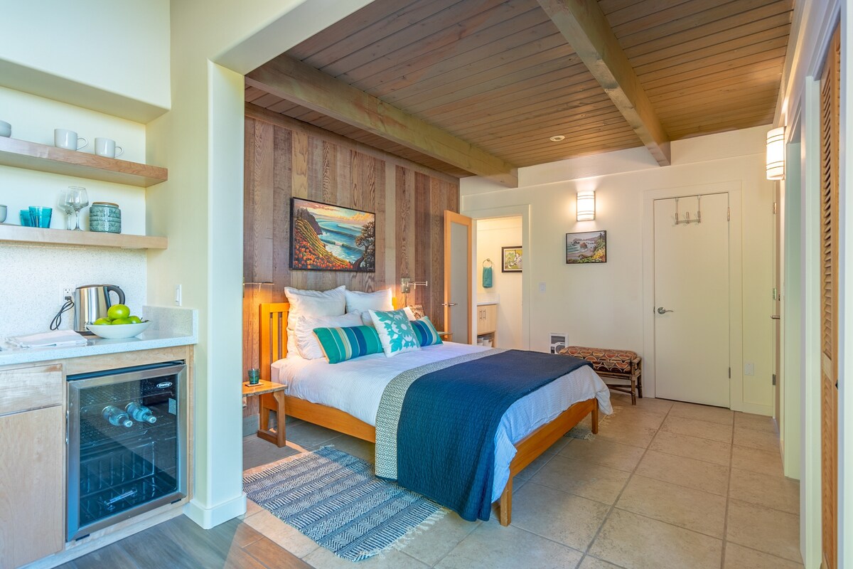 Godoro la malkia la juu na taa nzuri za kusoma.