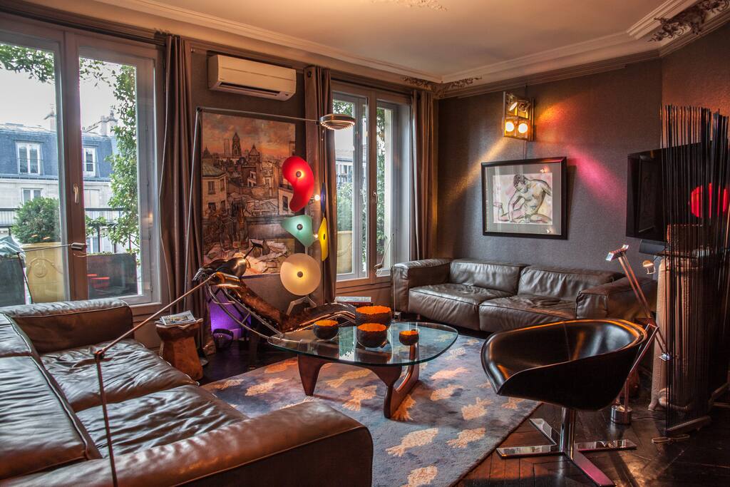 Sitting room with its 2 large windows opening on the balcony.