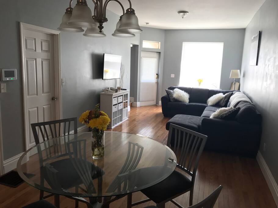 Living area/dining table