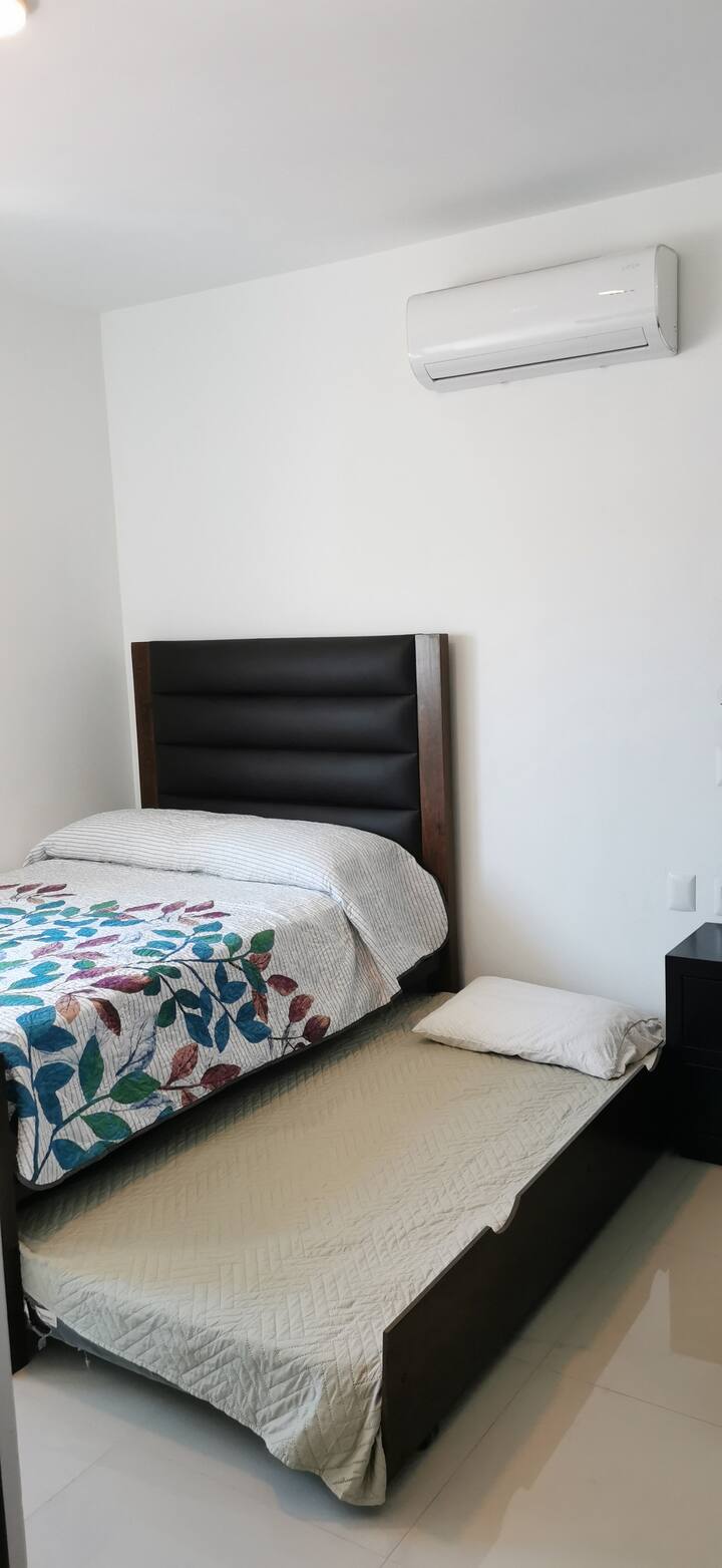 Chumba cha kulala 2 na kitanda cha chini cha ghorofa, na kitanda cha watu wawili na kitanda kimoja, na Smart TV na mtandao, ambapo utapata kile unachohitaji kupiga pasi ikiwa inahitajika na nguo za kukunja
