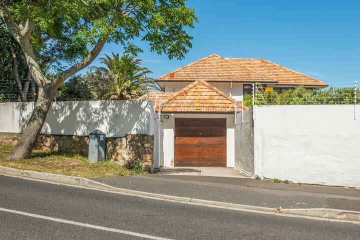 Camps Bay Gorgeous Bright Spacious Home gallery image 4