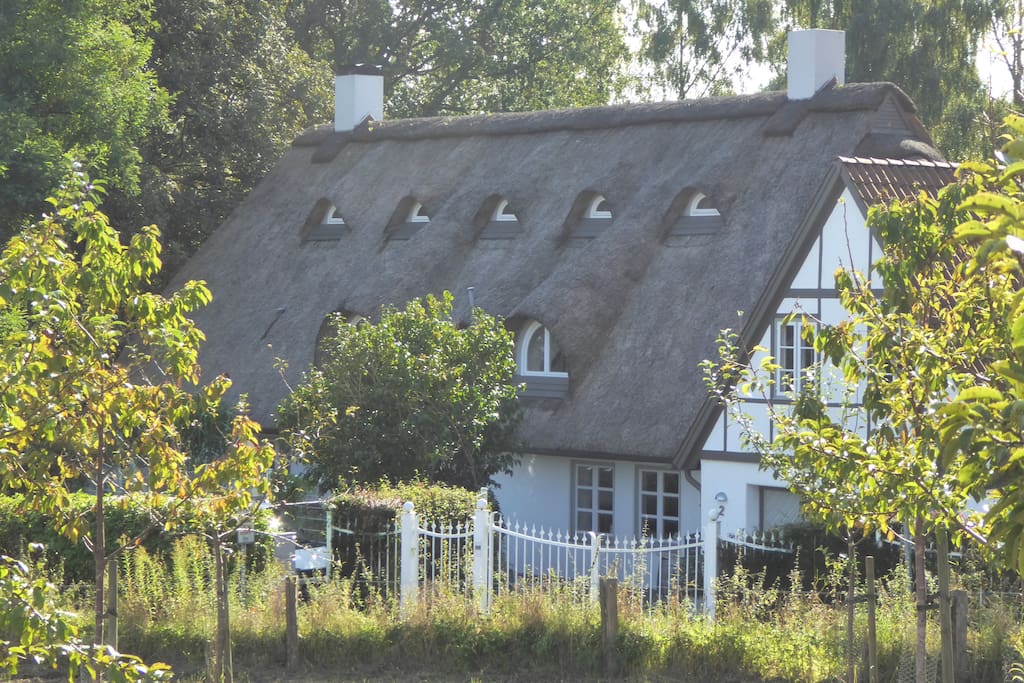 Haus mit Reetdach (das kleine Haus ist eine Garage)
