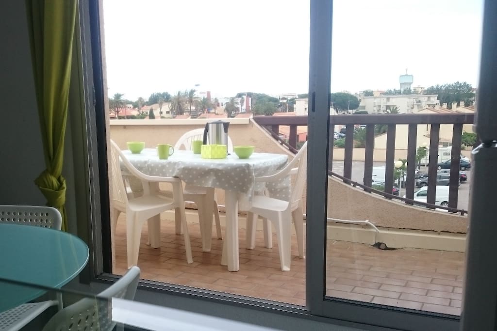 Une terrasse spacieuse avec vue dégagée.