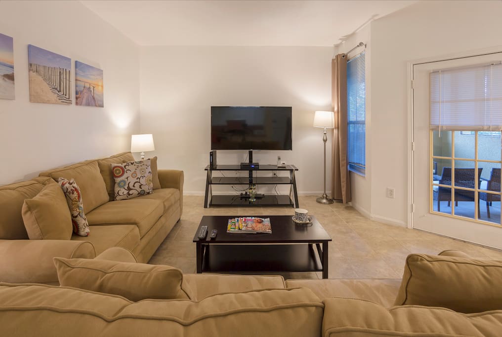 Living room with 55 inc.
4K Smart TV. 125 HD Channels