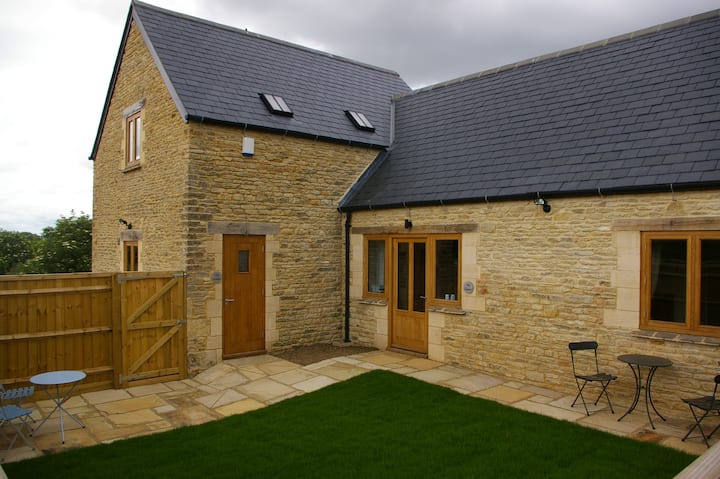 The Granary (2 bed cottage), near Burford
