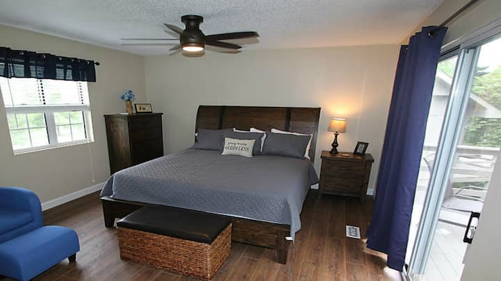 Habitación principal con baño privado que conduce al patio