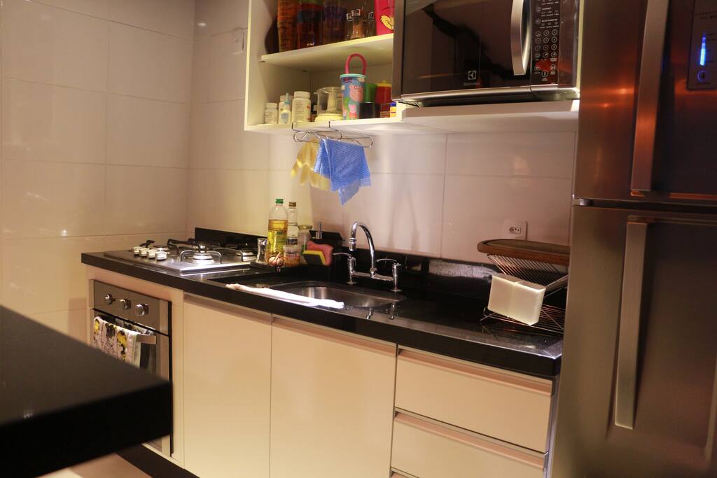 cozinha americana - com pratos, copos, talheres etc
