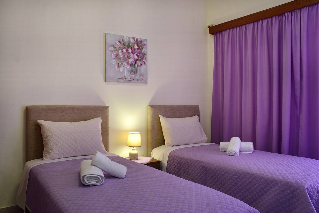 BEDROOM WITH TWO SINGLE BEDS