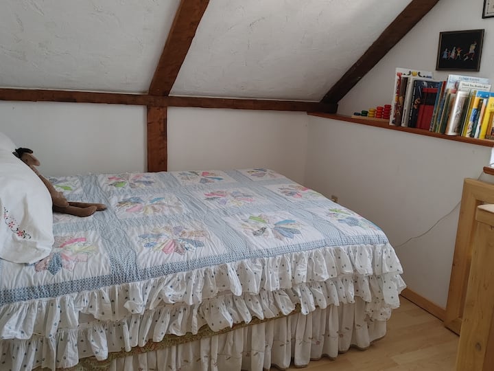 阁楼卧室位于楼梯顶部。 双人床。这个小睡眠区提供了一个明亮通风的睡眠点。 