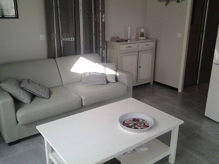 Coin salon lumineux avec accès sur la terrasse / Living-room with a terrasse access