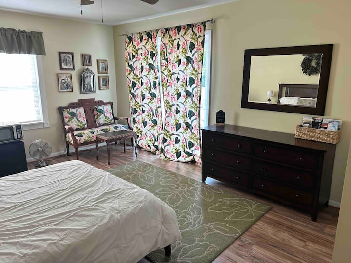 Komoda s košarom ispunjenom brošurama u kojima ćete istaknuti lokalne značajke i aktivnosti u kojima možete uživati ako imate više vremena. 